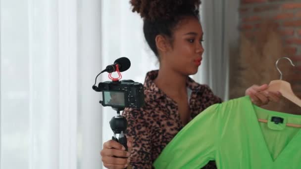 Жінка Інфлюенсер Знімає Прямому Ефірі Відео Огляд Одягу Важливих Соціальних — стокове відео