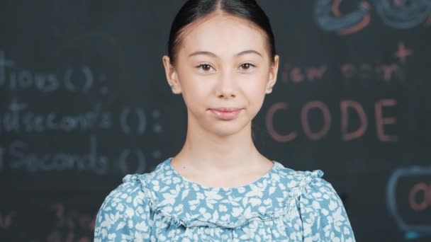 Aranyos Kaukázusi Lány Nézi Kamerát Miközben Áll Táblánál Mérnöki Prompt — Stock videók