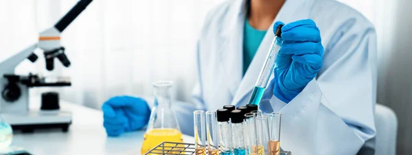 Badaczka Laboratoryjna Opracowuje Nowy Lek Lub Lek Wykorzystujący Płyn Chemiczny — Zdjęcie stockowe