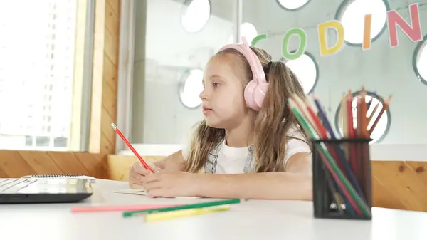Cute Inteligentna Dziewczyna Robi Klasę Lub Uczenia Się Online Podczas — Zdjęcie stockowe
