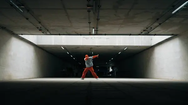 Longo Tiro Hipster Bonito Executar Movimento Animado Energético Dançarino Freestyle — Fotografia de Stock