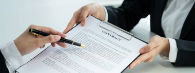 Şirket avukatının ya da hukuk bürosundaki avukat servisinin yardımıyla balyayla ilgili sözleşme imzalama belgesi. İşletme yatırımı ve yasal işlemlerin tamamlanması. Kurnaz.