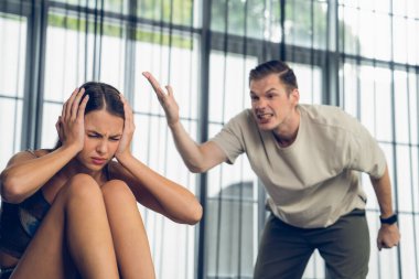 Aile krizi ve çift sorunu, finansal problemden kaynaklanan stresli durum, zihinsel sağlık sorunu, ya da sadakatsizlik. Evlilik hayatındaki hayal kırıklıkları ve hüsranlar depresyona ve boşanmaya yol açıyor. Açılıyor