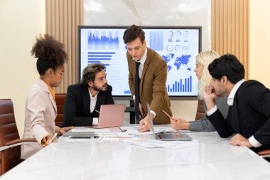 Profesyonel akıllı iş adamlarının başlangıç projesi hakkındaki konuşmalarının portresi. Bir grup yetenekli iş adamı plan yapıyor, beyin fırtınası yapıyor, fikir paylaşımı yapıyor. İş görüşmesi yapacağız. Süslü.