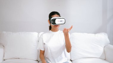 Canlı online alışveriş deneyimi için sanal gerçeklik gözlüğü kullanan genç bir kadın. Sanal gerçeklik VR yeniliği kadın dijital eğlence yaşam tarzı için optimize edildi.