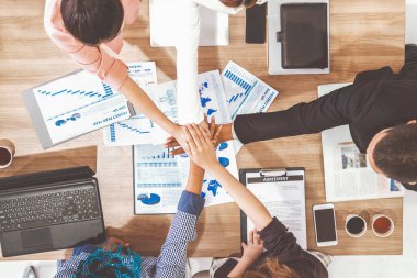 İş adamları ve iş kadınları, takım çalışması, destek ve iş birliğini gösteren çok kültürlü ofis odasındaki grup toplantılarında el ele tutuşuyorlar. Çeşitli işyerleri ve şirket çalışanları konsepti. uds