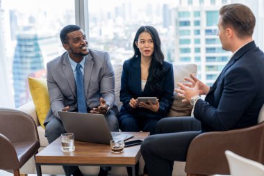 İşçi tablet analiz verileri kullanırken profesyonel yönetici projeyi açıklıyor. Çok kültürlü iş adamları pazarlama stratejisi, fikir ve ofis planı hakkında tartışıyorlar. İş toplantısı. Süslü.