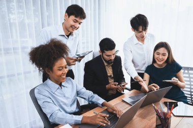 Mutlu iş adamları birlikte çalışır, şirket ofisinde tartışırlar. Profesyonel ve çeşitlilik takım çalışması iş planını bilgisayarda tartışır. Modern çok kültürlü ofis çalışanı. Uyum