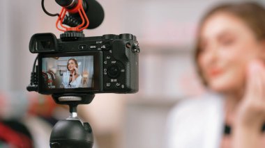 Arka görünüm kamera ekran etkileyicisi canlı yayın video görüntüleme makyaj prim sosyal medya veya blog çekim. İnternetteki pazarlama kaydı için kozmetik stüdyosu ışıklandırması olan kız.