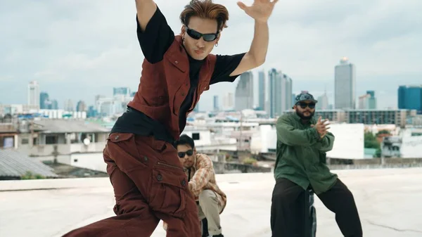 Bir Grup Profesyonel Hip Hop Dansçısı Çatıda Break Dans Yapıyor — Stok fotoğraf