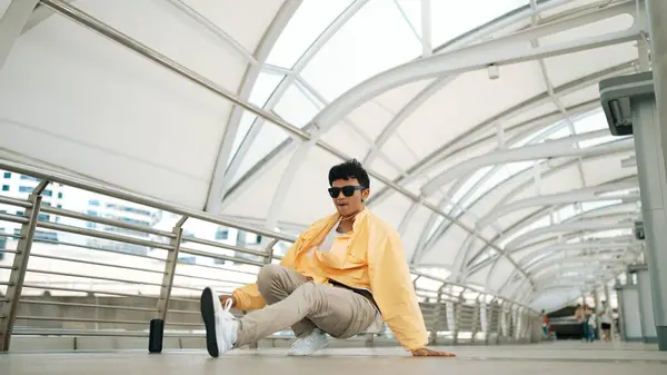 Snygg Glad Asiatisk Hipster Dans Medan Använder Huvudet Snurra Korridoren — Stockfoto