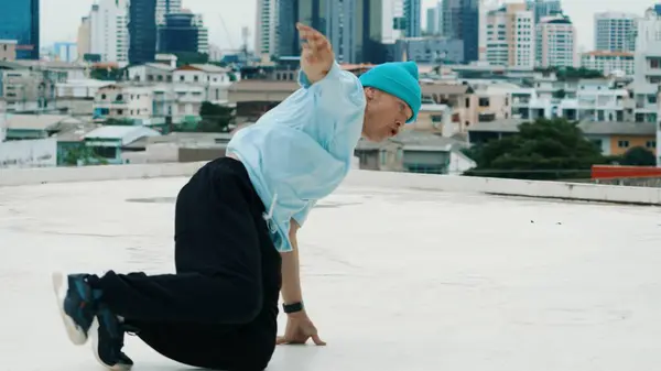 Profesyonel Beyaz Dansçı Şehir Şehirle Çatıda Sokak Dansı Yapıyor Genç — Stok fotoğraf