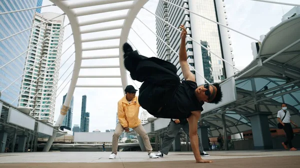 Grupo Bailarina Callejera Profesional Animarse Mientras Hipster Asiático Realizar Paso — Foto de Stock