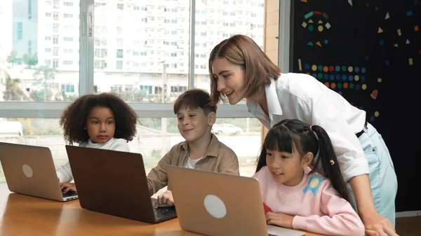 Professor Inteligente Ensinando Olhando Estudante Usando Laptop Sala Aula Instrutor — Fotografia de Stock