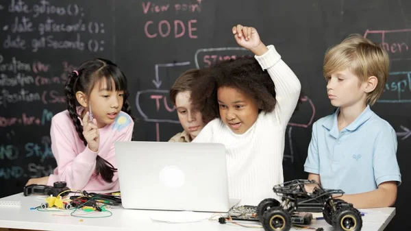 Bambini Intelligenti Multiculturali Che Utilizzano Codice Programmazione Del Computer Portatile — Foto Stock