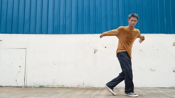 Spanyol Adam Kollarını Açıp Duvarın Önünde Dans Ediyor Modern Dansçı — Stok fotoğraf