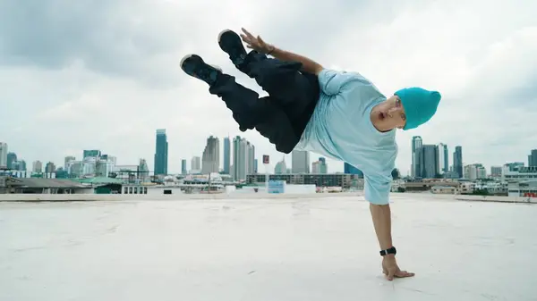 Dançarino Caucasiano Boy Praticando Dança Rua Telhado Com Cidade Urbano — Fotografia de Stock