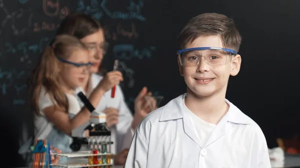 Έξυπνο Αγόρι Σταυρώνει Χέρια Ενώ Δάσκαλος Και Φίλος Κάνουν Πειράματα — Φωτογραφία Αρχείου