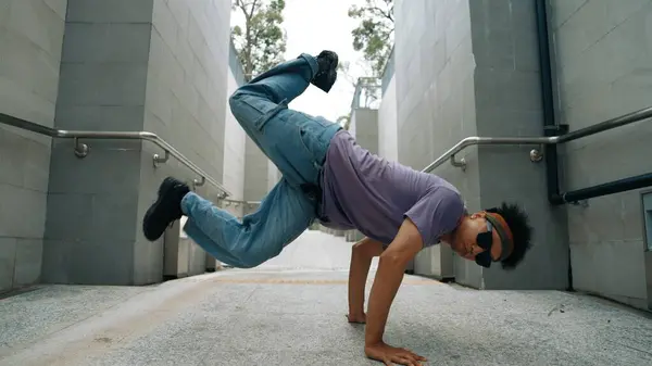 Professionale Break Dancer Eseguire Street Dance Stretto Corridoio Abilità Felice — Foto Stock