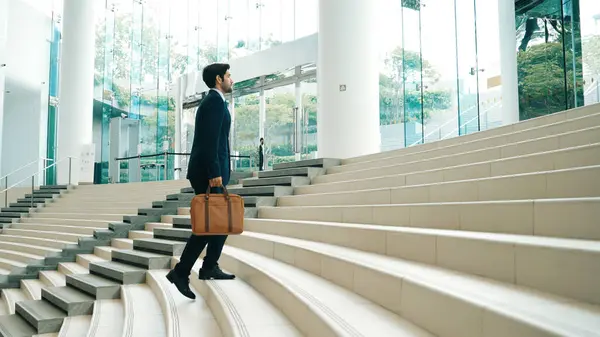 Homem Negócios Profissional Subir Escadas Homem Sucesso Subindo Escadas Enquanto — Fotografia de Stock