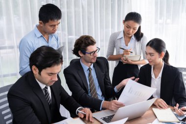 Modern ofis ortamında çalışan çeşitli etnik gruplardan çeşitli iş adamları. Üretken ve çok ırklı ofis çalışanları stratejik ticari pazarlama konusunda tartışmaya giriştiler. Çok titiz.