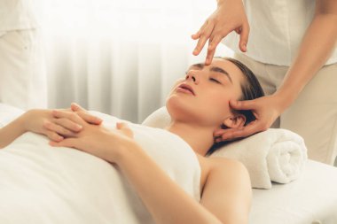 Kafkasyalı kadın stres önleyici kafa masajından ve lüks tatil beldesi ya da otel spa salonundaki modern ışık ortamında yüz güzelliği eğlencelerini şımartmaktan hoşlanıyor. Sessiz.