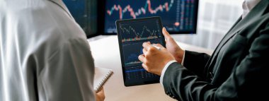 Profesyonel broker şovu tabletinin kesilmiş görüntüsü borsada yetenekli tüccarlarda büyüme grafiği gösteriyordu. Hisse senedi. Hisse senedi. Borsa ticaret konsepti. Filizlenen.