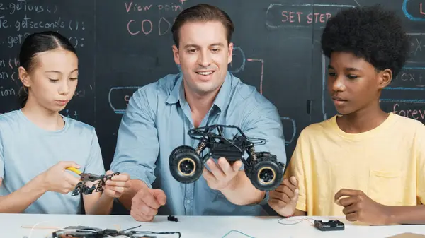 Slimme Leraar Inspecteren Auto Model Bouw Aan Diverse Studenten Middelbare — Stockfoto