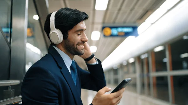 Homem Negócios Inteligente Ouvindo Música Por Fone Ouvido Enquanto Espera — Fotografia de Stock