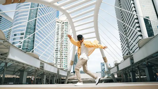 Elegante Asiático Homem Executar Hiphop Dançando Com Câmera Baixo Ângulo — Fotografia de Stock