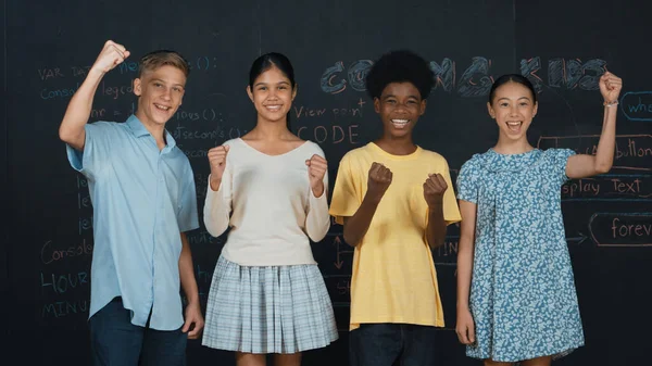 Zróżnicowany Student Akademicki Kibicuje Świętuje Udany Projekt Podnosząc Rękę Grupa — Zdjęcie stockowe