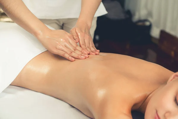 Cliente Donna Primo Piano Godendo Rilassante Massaggio Spa Stress Coccole — Foto Stock