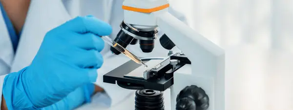 Ricercatore Del Laboratorio Sviluppa Nuova Medicina Cura Usando Microscopio Progresso — Foto Stock
