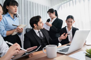 Modern ofis ortamında çalışan çeşitli etnik gruplardan çeşitli iş adamları. Üretken ve çok ırklı ofis çalışanları stratejik ticari pazarlama konusunda tartışmaya giriştiler. Habiliment