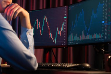 Piyasa stoku grafik veritabanında Neon Modern Ofis 'te yan manzaralı gerçek zamanlı ekranlarda çalışan genç bir tüccar. Dinamik finansal döviz kuru kavramı. Toplayıcı.