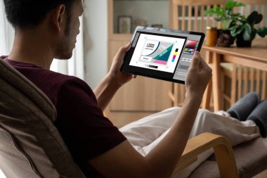 Web sayfasının modern tasarımı ve bilgisayar ekranında gösterilen ticari reklamlar için grafiksel tasarımcı yazılımı