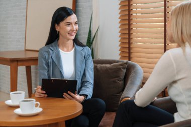 Psikolojik akıl sağlığı danışmanlığı ya da terapi seansındaki genç ve profesyonel bir hastadan akıl hastalığı teşhisi koyarken yardım istemek. Zihinsel tedavi seansı. Blithe