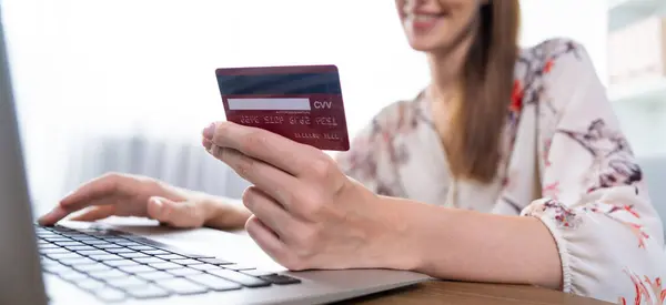 用笔记本电脑关闭用于网上支付 银行业务和网上购物的信用卡 显示在线安全钱包的信用卡技术 并最大限度地购买 — 图库照片