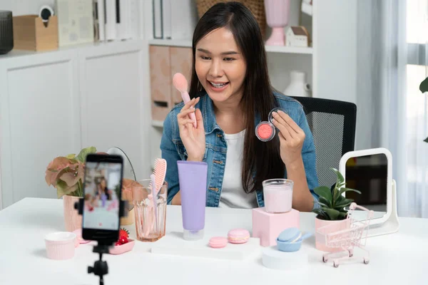 Young Beautiful Asian Reviewing Cosmetic Makeup Brush Cheek Testing Collection — Stock Photo, Image