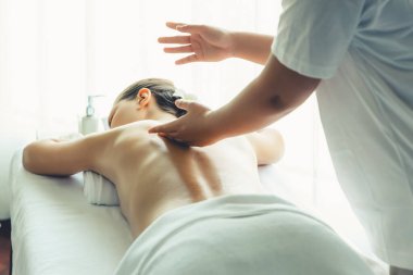 Kafkasyalı kadın müşteri stres önleyici spa masajının keyfini çıkarıyor ve lüks otel ya da oteldeki gündüz açık ortam güzellik salonunda güzellik teniyle eğleniyor. Sessiz.