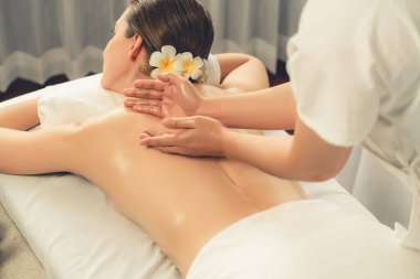 Kafkasyalı kadın müşteri stres önleyici spa masajının keyfini çıkarıyor ve lüks otel ya da oteldeki gündüz açık ortam güzellik salonunda güzellik teniyle eğleniyor. Sessiz.