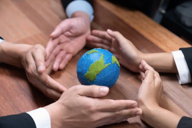 Üst düzey iş adamları, Dünya 'yı kurtarmak için CO2 salınımını azaltmak suretiyle çevresel koruma için ekolojik düzenlemeden yararlanmak amacıyla sinerjide bir arada tutuyorlar. Antika