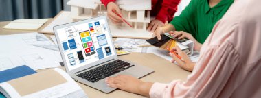 İç mimari ekibinin kırpılmış resmi, mobil uygulama ve web sitesi için UI ve UX tasarımları görüntülenirken renk örnekleri kullanarak renk sunar. Yaratıcı tasarım ve iş konsepti. Değiştirilmiş.