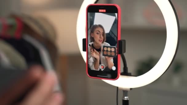 后视镜影响者使用智能手机流用Vlog视频评论化妆社交媒体或博客实况拍摄 有化妆品工作室照明的女孩在线营销录音 — 图库视频影像