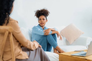 Travma sonrası stres bozukluğu olan üzgün bir kadın psikoloğu, depresyon ya da kalp yetmezliğinden sonra üzüntülü bir ruh sağlığı terapisi görüyor. Hayal kırıklığına uğramış genç bir kadın klinikteki duygular hakkında bir psikologla konuşuyor.