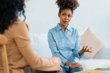 Travma sonrası stres bozukluğu olan üzgün bir kadın psikoloğu, depresyon ya da kalp yetmezliğinden sonra üzüntülü bir ruh sağlığı terapisi görüyor. Hayal kırıklığına uğramış genç bir kadın klinikteki duygular hakkında bir psikologla konuşuyor.