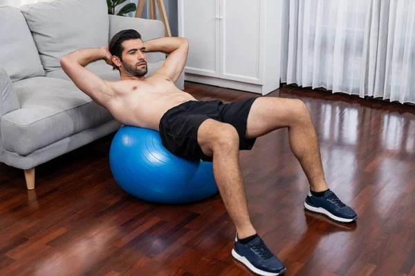 Atletische Sportieve Man Doet Sit Fitnessbal Tijdens Lichaamsbeweging Thuis Sessie — Stockfoto
