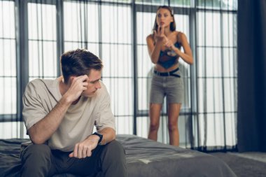 Aile krizi ve çift sorunu, finansal problemden kaynaklanan stresli durum, zihinsel sağlık sorunu, ya da sadakatsizlik. Evlilik hayatındaki hayal kırıklıkları ve hüsranlar depresyona ve boşanmaya yol açıyor. Açılıyor