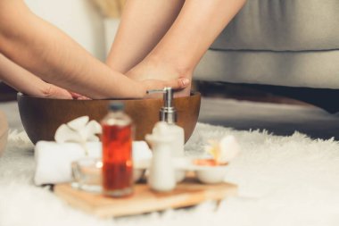 Spa aksesuarları, müşterilerin lüks spa salonlarında keyifli ayak masajları yaparken masörlerin gündüz açık ambians kaplıcalarında refleksoloji terapisi yaptıkları bulanık arka plan üzerine kuruludur. Sessiz.