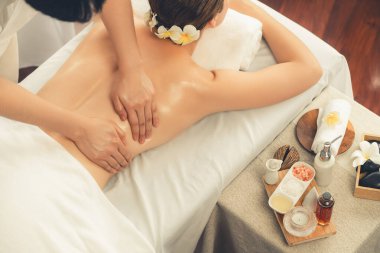 Kafkasyalı kadın müşteri stres önleyici spa masajının keyfini çıkarıyor ve lüks otel ya da oteldeki gündüz açık ortam güzellik salonunda güzellik teniyle eğleniyor. Sessiz.